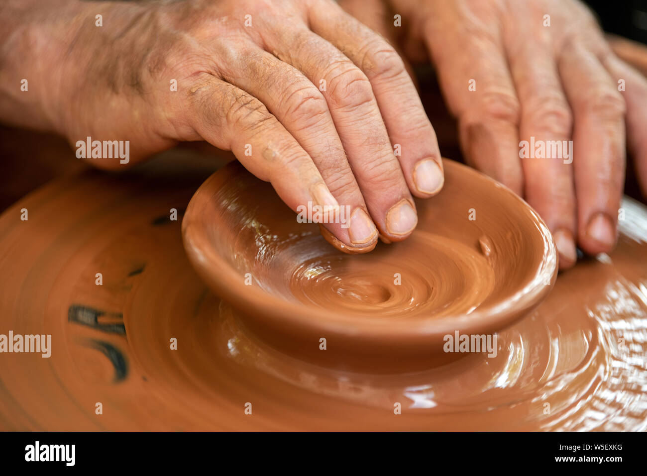 Potier Photo Les mains de potter. Le potter qui fait des plats de poterie sur tour ...