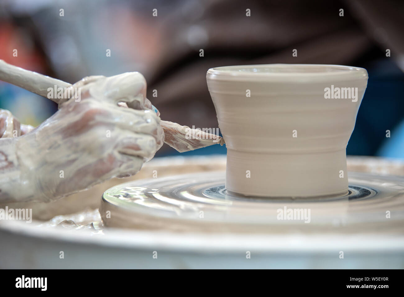 Potier Photo Les mains de potter. Le potter qui fait des plats de poterie sur tour ...