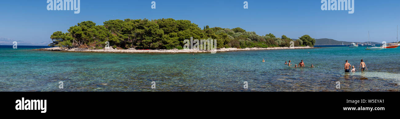 Vue panoramique sur le lagon bleu de l'île de Veliki Drvenik sur la côte Adriatique de Croatie Banque D'Images