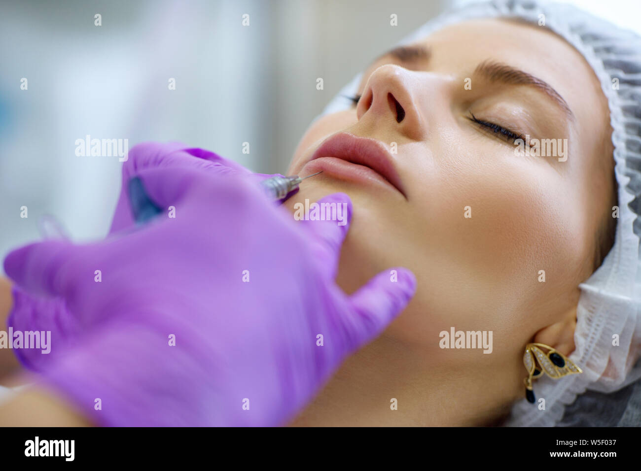 Belle femme sur la procédure de rajeunissement dans beauty clinic. Banque D'Images