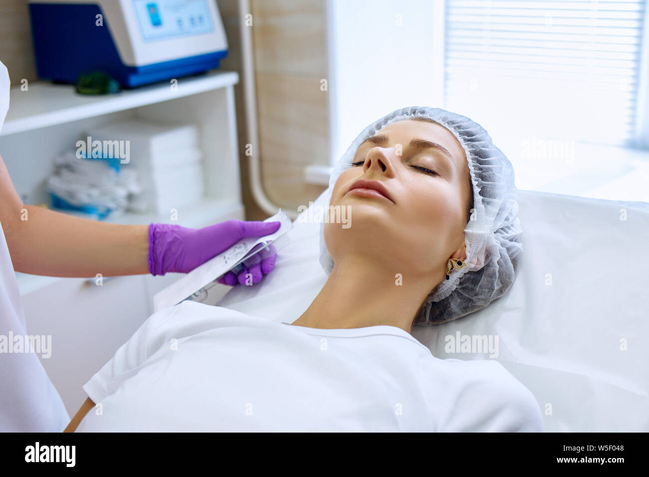 Belle femme sur la procédure de rajeunissement dans beauty clinic. Banque D'Images