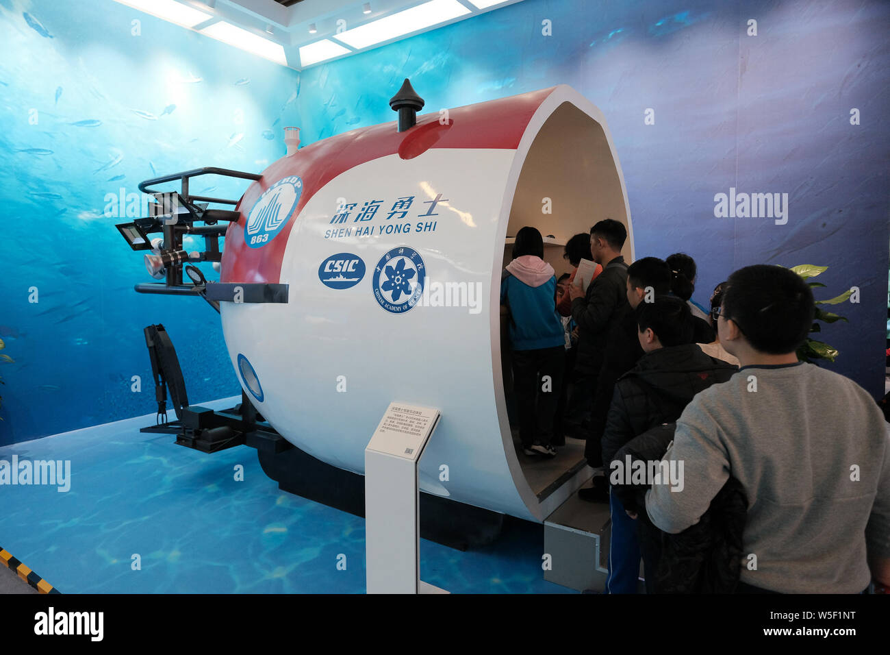 --FILE, des gens regardent une maquette du submersible habité Shenhai Yongshi (Deep Sea Warrior) lors d'une expo à Beijing, Chine, 18 décembre 2018. Chin Banque D'Images