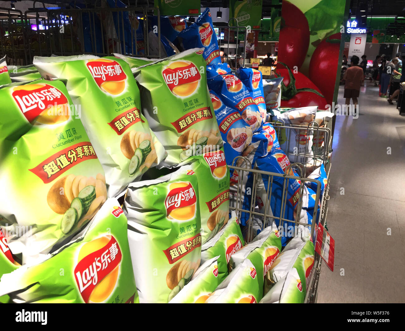 --FILE--jette les chips de pomme de terre produite par PepsiCo. sont en vente dans un supermarché à Shanghai, Chine, le 3 octobre 2017. La Chine devrait ajouter les mises en garde aux Banque D'Images