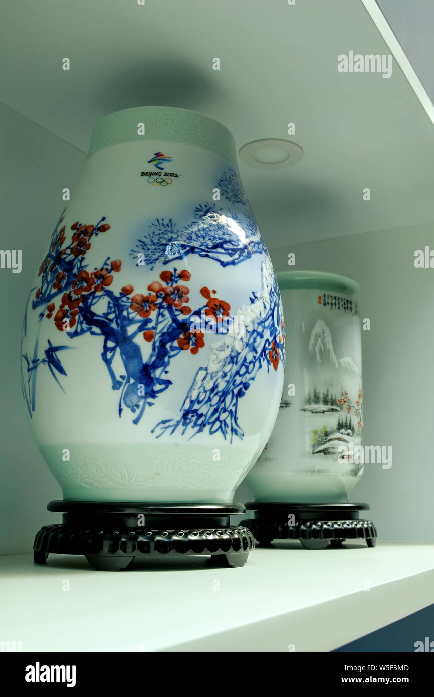 Un souvenir en porcelaine est en vente à un produit sous licence de Beijing 2022 en boutique officielle Tongzhou district, Beijing, Chine, 27 mars 2019. L'un Banque D'Images