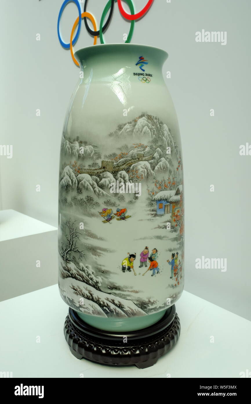 Un souvenir en porcelaine est en vente à un produit sous licence de Beijing 2022 en boutique officielle Tongzhou district, Beijing, Chine, 27 mars 2019. L'un Banque D'Images