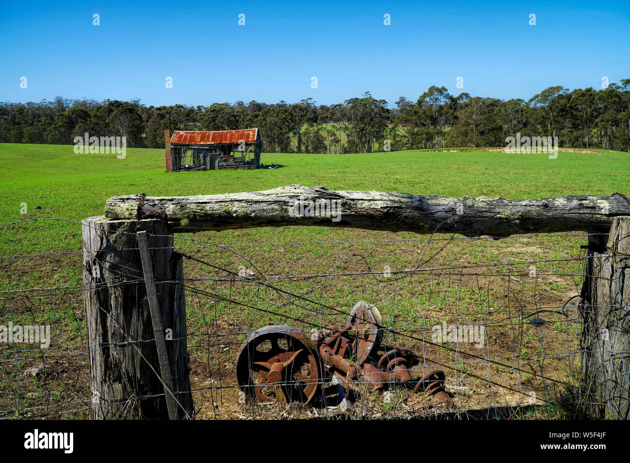 Ancienne maison de ferme du bois abandonné abandonné dans la campagne Banque D'Images