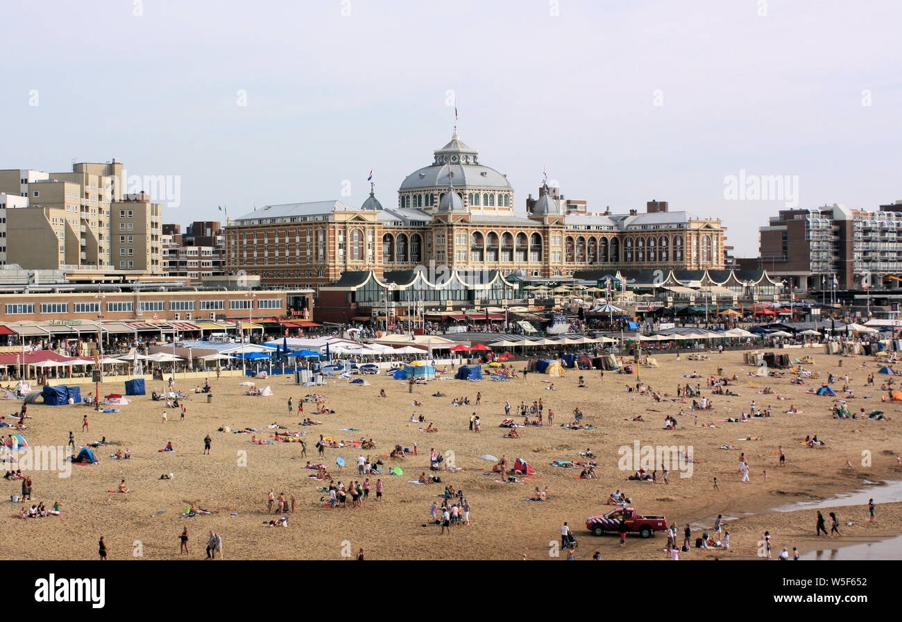 Boulevard de la plage, près de l'embarcadère et Kurhaus de Scheveningen, à La Haye, avec de nombreux pavillons de plage est un excellent endroit où aller si vous aimez le soleil. Banque D'Images