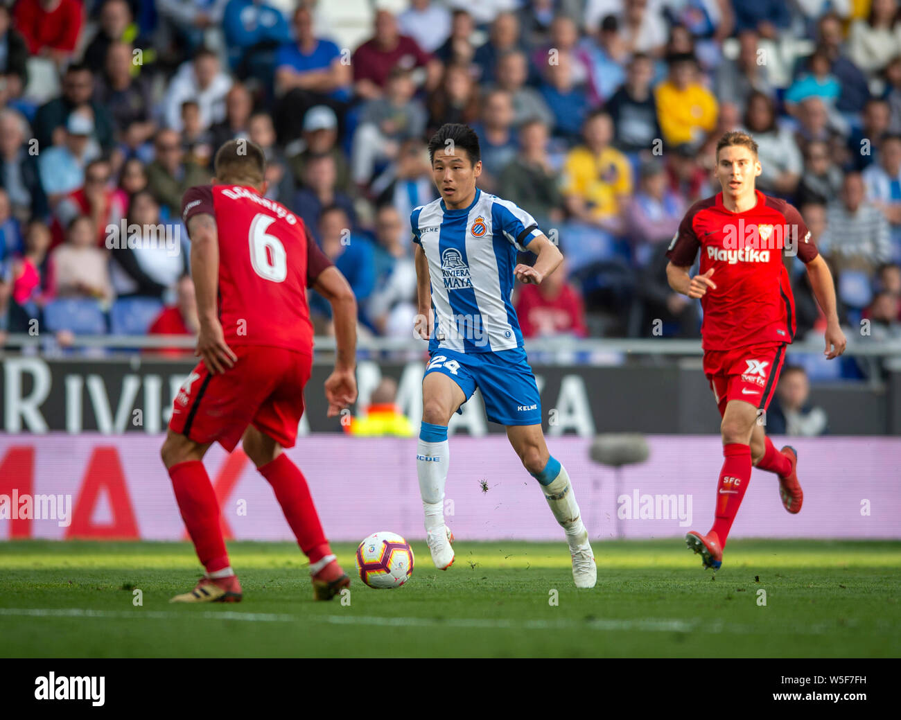 Wu Lei de RCD Espanyol, centre, dribbles contre FC Séville durant leur 28e match de la saison 2018-2019 de la Liga à RCDE Stadium à Barcelone Banque D'Images