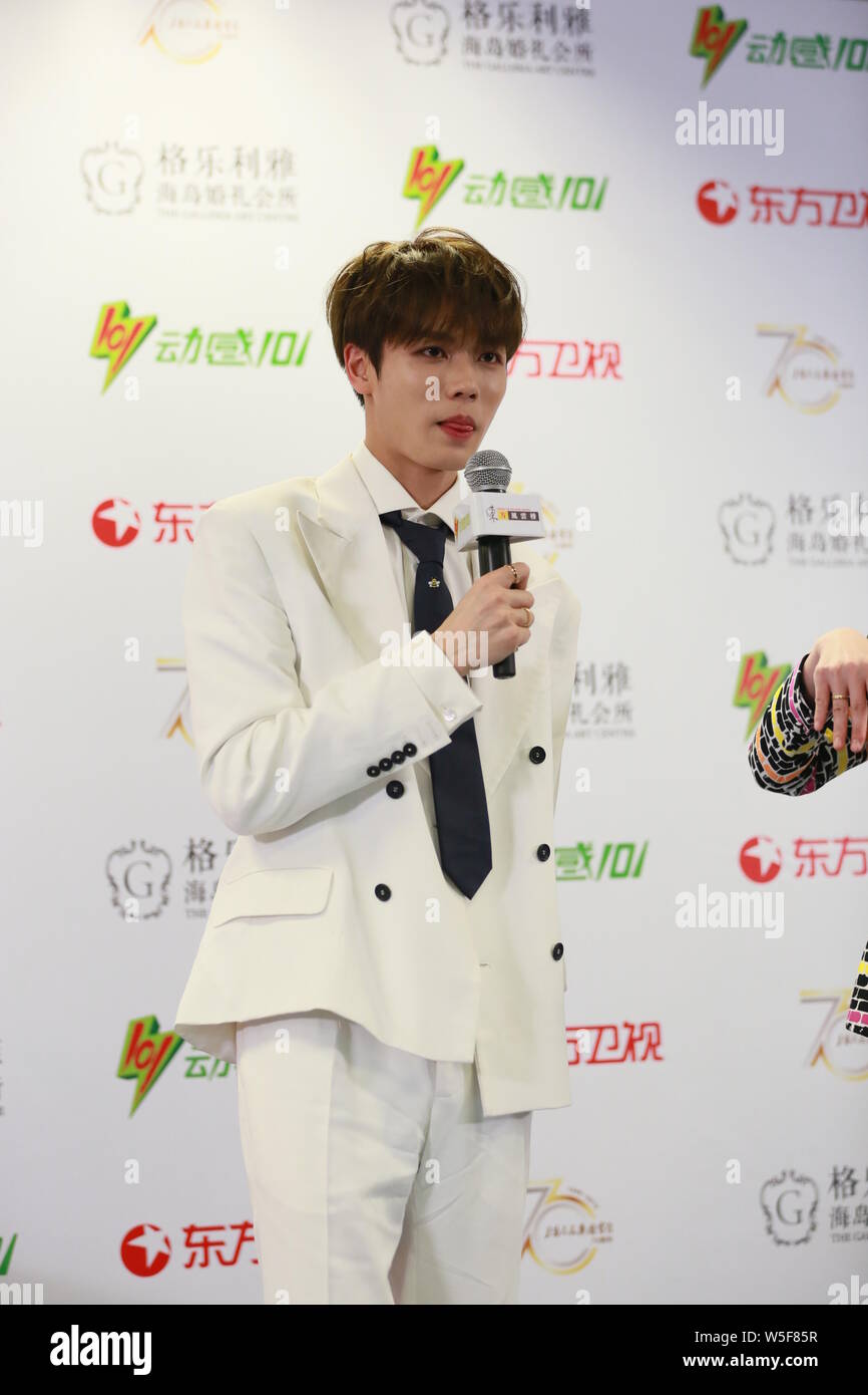 Lin Yanjun garçon chinois de neuf pour cent du groupe pose avec son trophys après avoir remporté "Taiwan/Hong Kong meilleur nouveau chanteur' & 'Taiwan/Hong Kong EP les plus populaires Banque D'Images