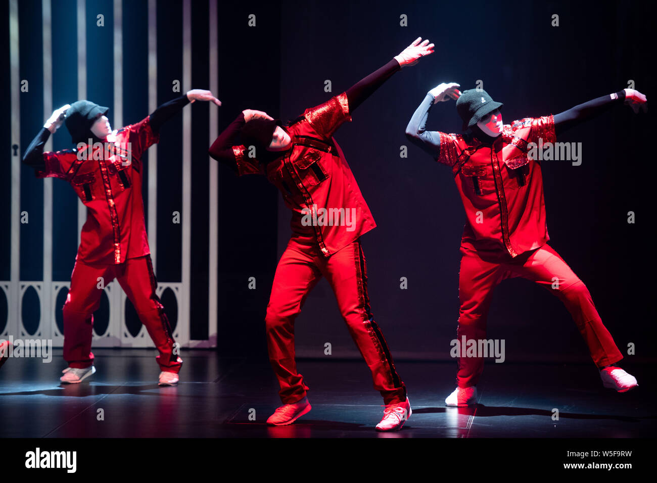 Les membres des compagnies de hip-hop Jabbawockeez équipage effectuer lors de leur tout premier spectacle au résidence Macao Cotai MGM hôtel à Macao, Chine, 2 Mar Banque D'Images