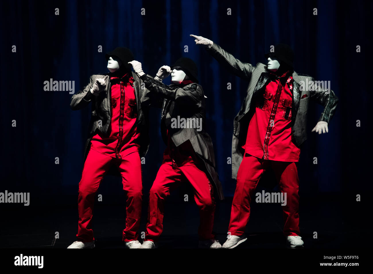 Les membres des compagnies de hip-hop Jabbawockeez équipage effectuer lors de leur tout premier spectacle au résidence Macao Cotai MGM hôtel à Macao, Chine, 2 Mar Banque D'Images
