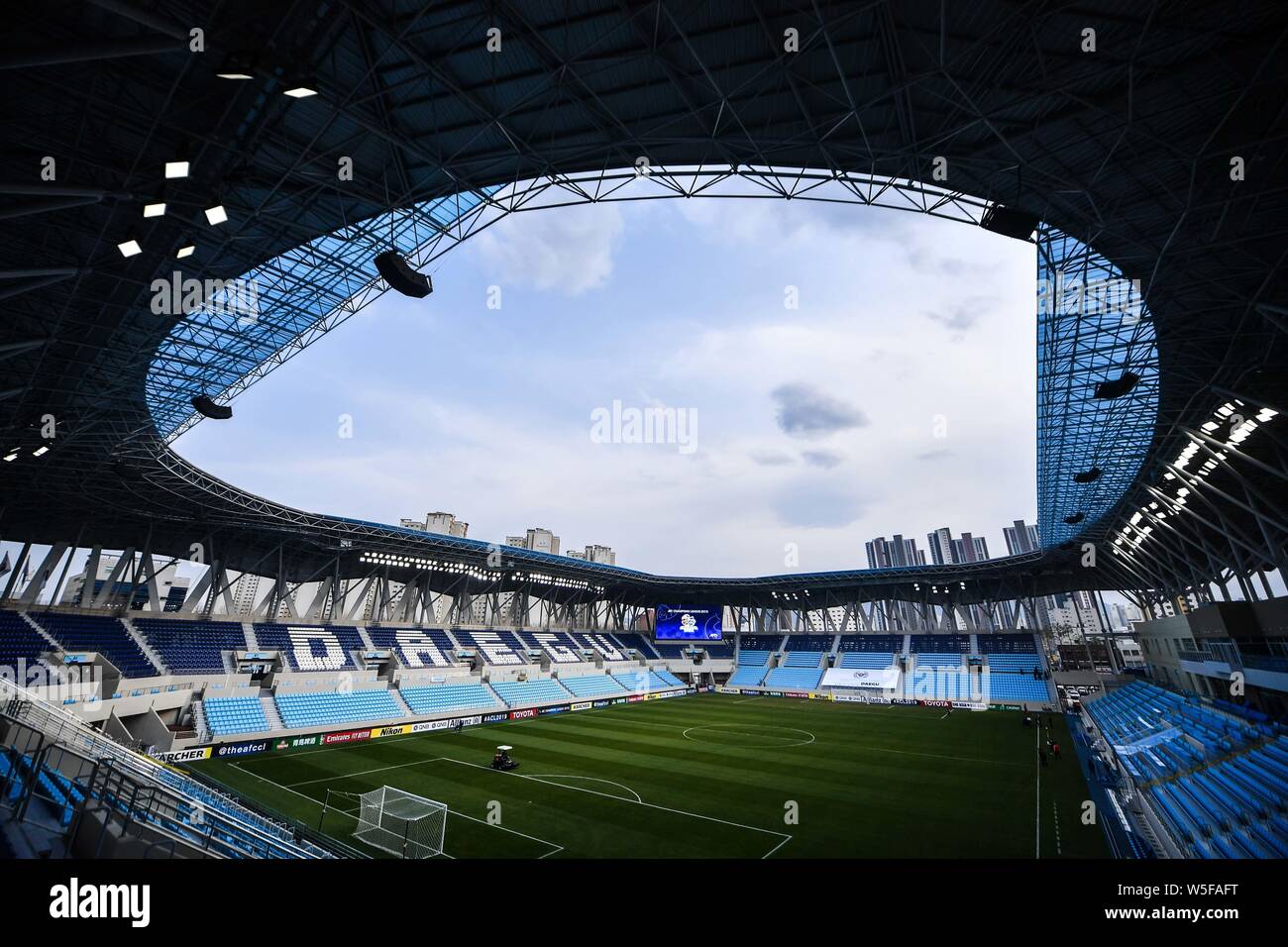 Vue sur le stade de Daegu, également connu sous le nom de l'Arc Bleu, avant que le groupe F match entre la Corée du Sud, Daegu C.F. et de Chine, Guangzhou Evergrande Taob Banque D'Images