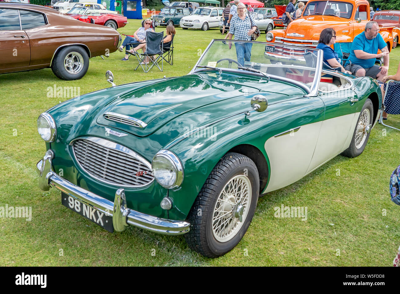 Vue frontale d'un vintage Austin Healey 3000 voiture décapotable sur l'affichage lors de l'Assemblée classic car show à Wroxham, Norfolk, UK Banque D'Images