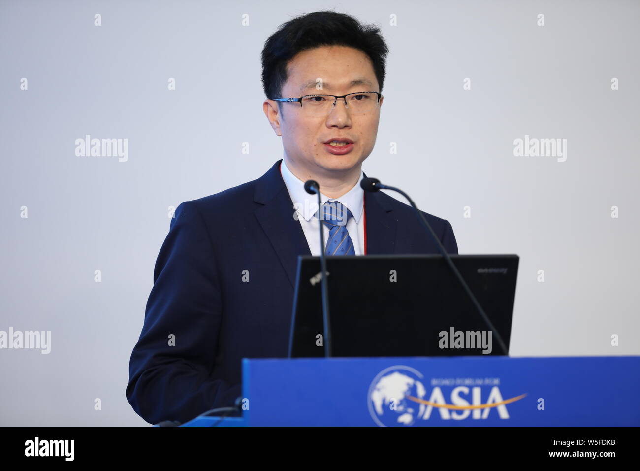 Zhang Huanbo, Directeur adjoint de l'Institut des études américaines et européennes du Centre chinois pour les échanges économiques internationaux, participe à une conf de presse Banque D'Images