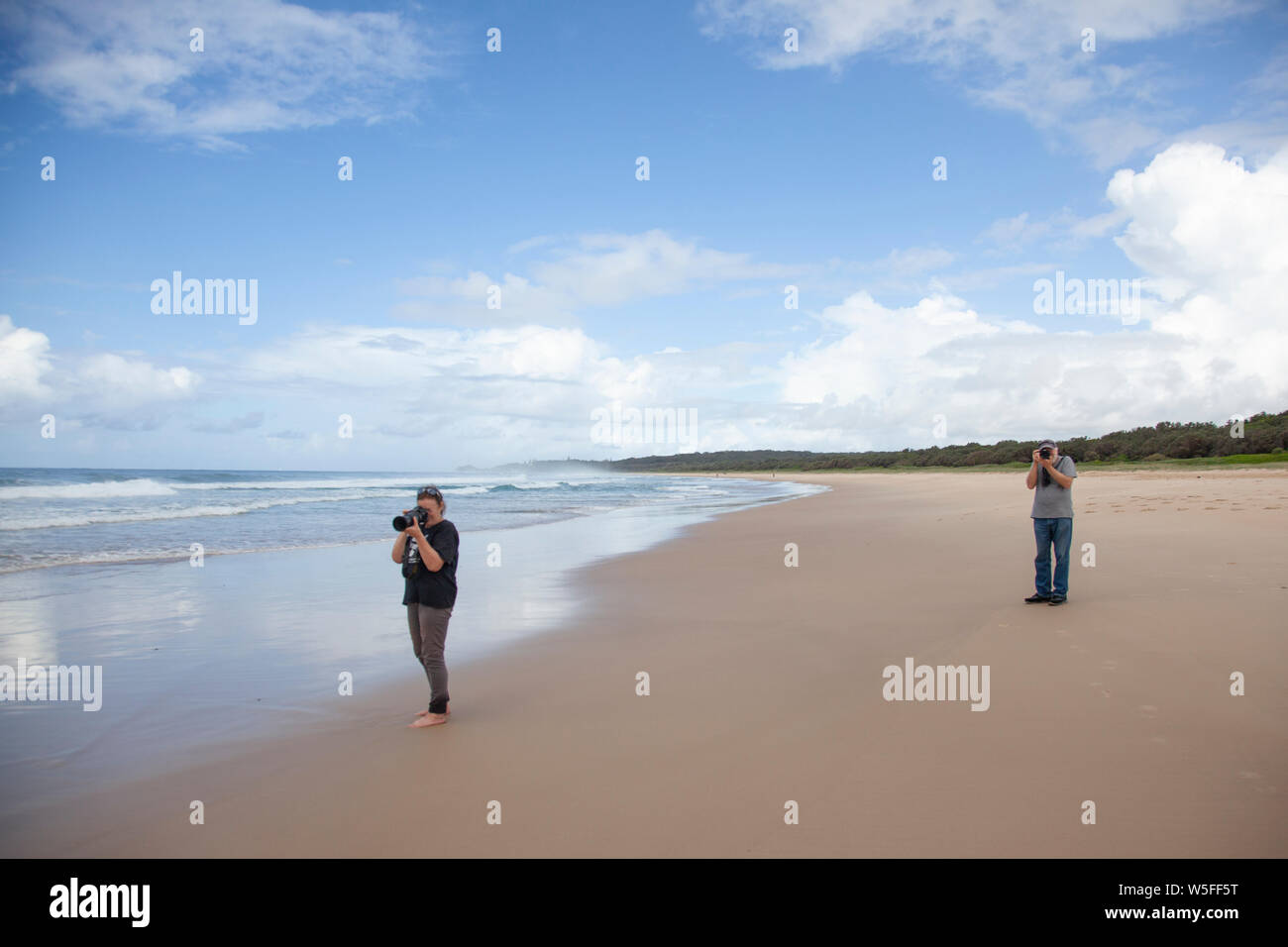 Deux photographes de prendre des images d'une plage sur la Nouvelle Galles du Sud la mi-côte nord Banque D'Images