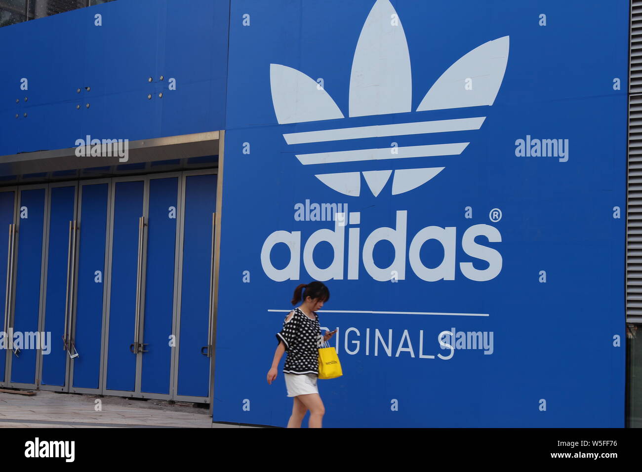 Adidas t Banque de photographies et d'images à haute résolution - Alamy