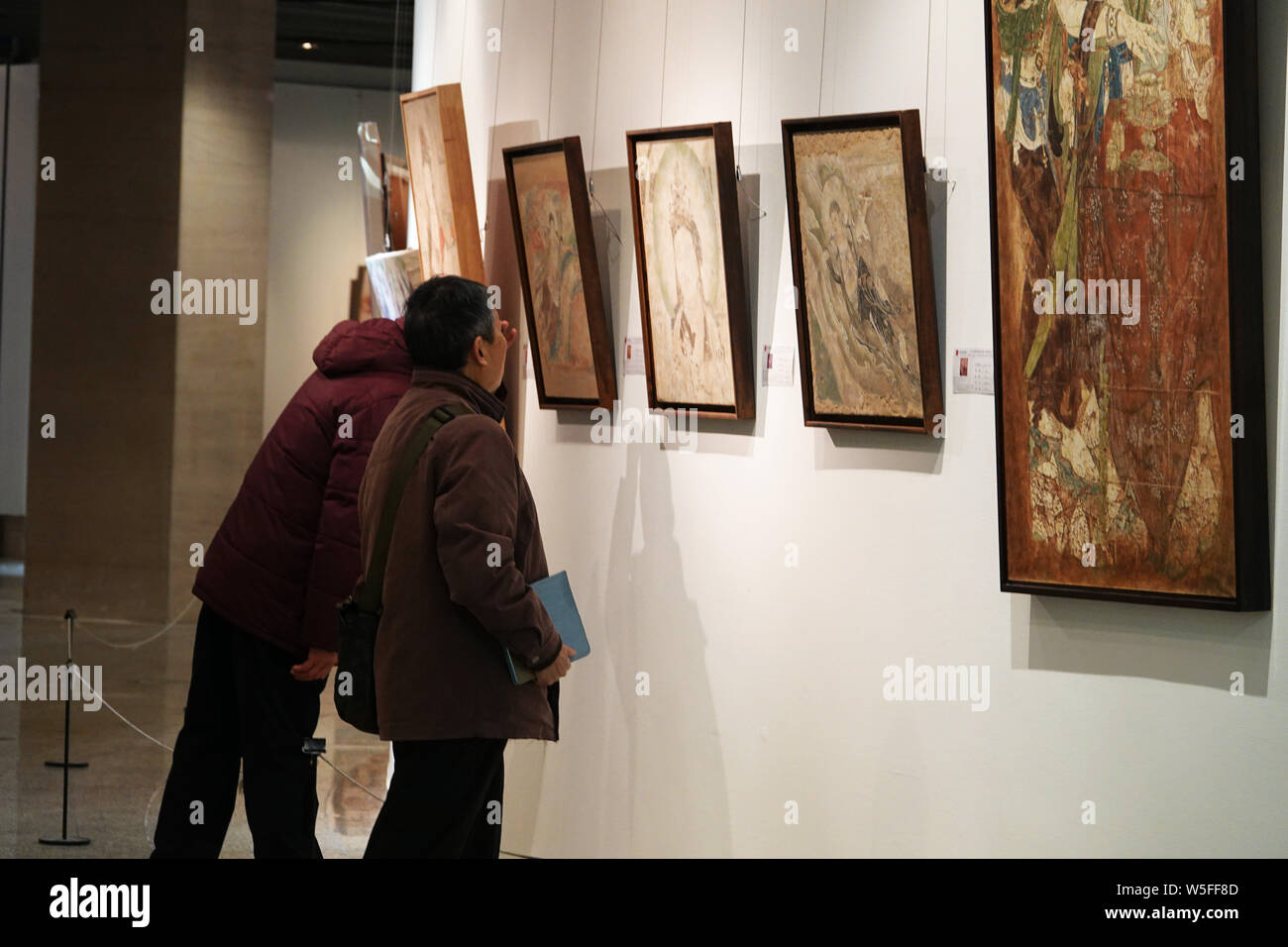 --FILE--Répliques des fresques grotte pillés sont sur l'affichage lors d'une exposition murale 2017 financé par un fonds national des Arts de la Chine à Beijing du programme World Banque D'Images