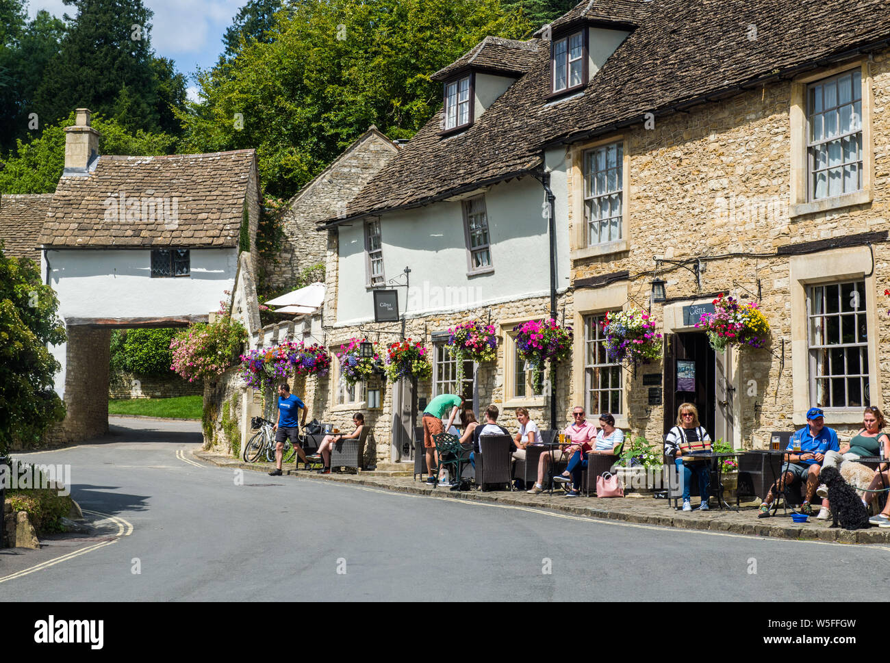 Rue de l'ouest et le Castle Inn dans le village de Castle Combe, Wiltshire, Angleterre Banque D'Images