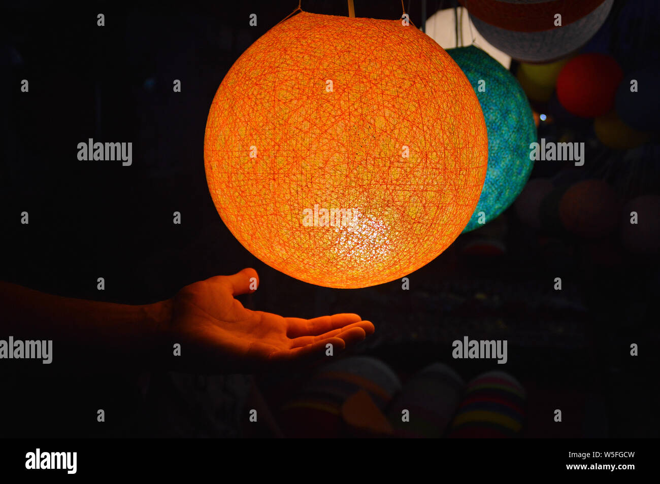 Lampes tressées traditionnelles vendues comme souvenirs touristiques populaires dans le célèbre marché de nuit de Luang Prabang, Laos Banque D'Images