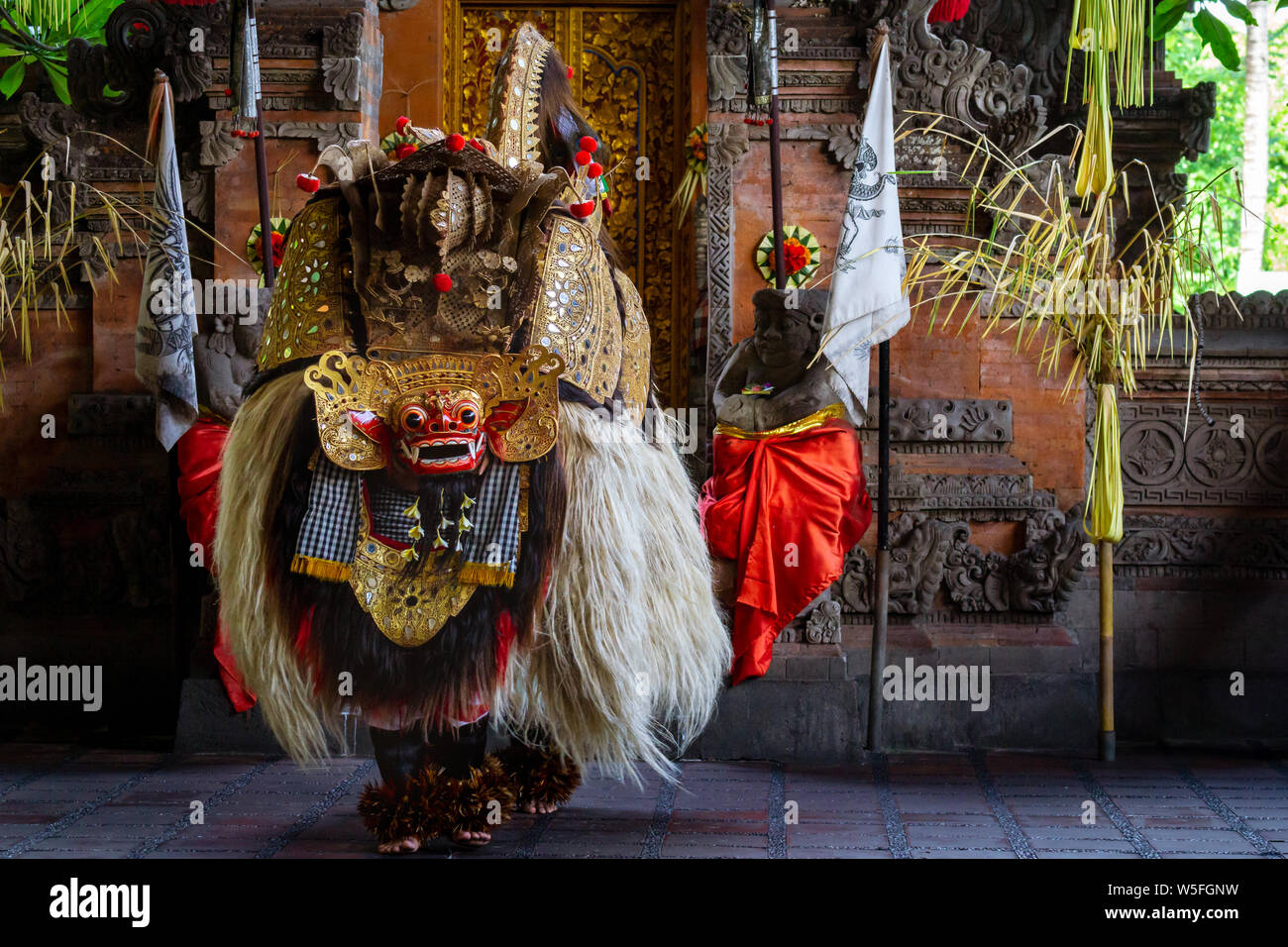 Barongan est un personnage dans la mythologie de Bali. Il est le roi des esprits, leader des hôtes de bon, et ennemi de Rangda dans la danse traditionnelle Banque D'Images
