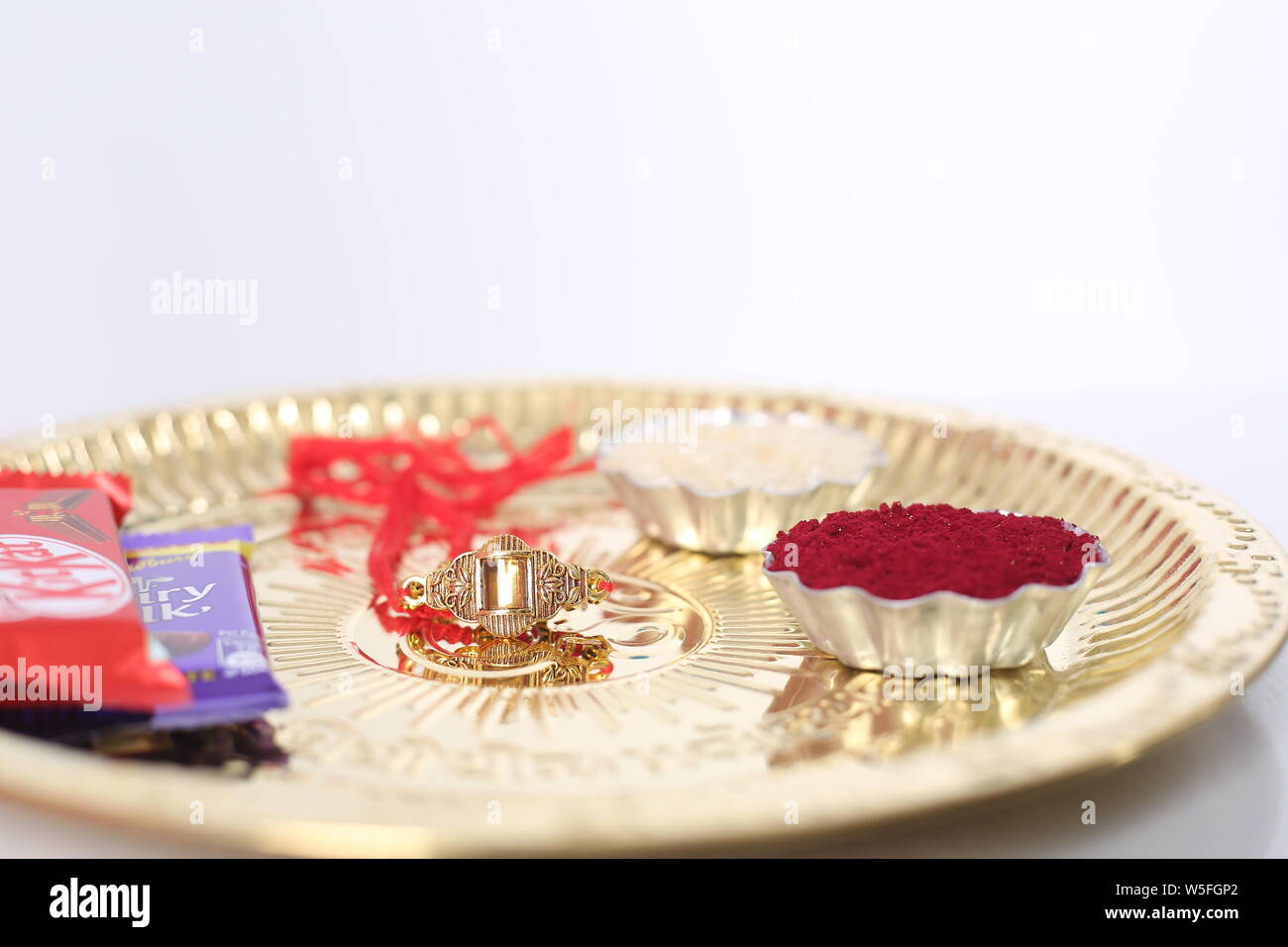 Festival indien : Raksha Bandhan arrière-plan avec un élégant Rakhi, grains de riz et de kumkum. Un bracelet traditionnel indien qui est un symbole de l'amour. Banque D'Images