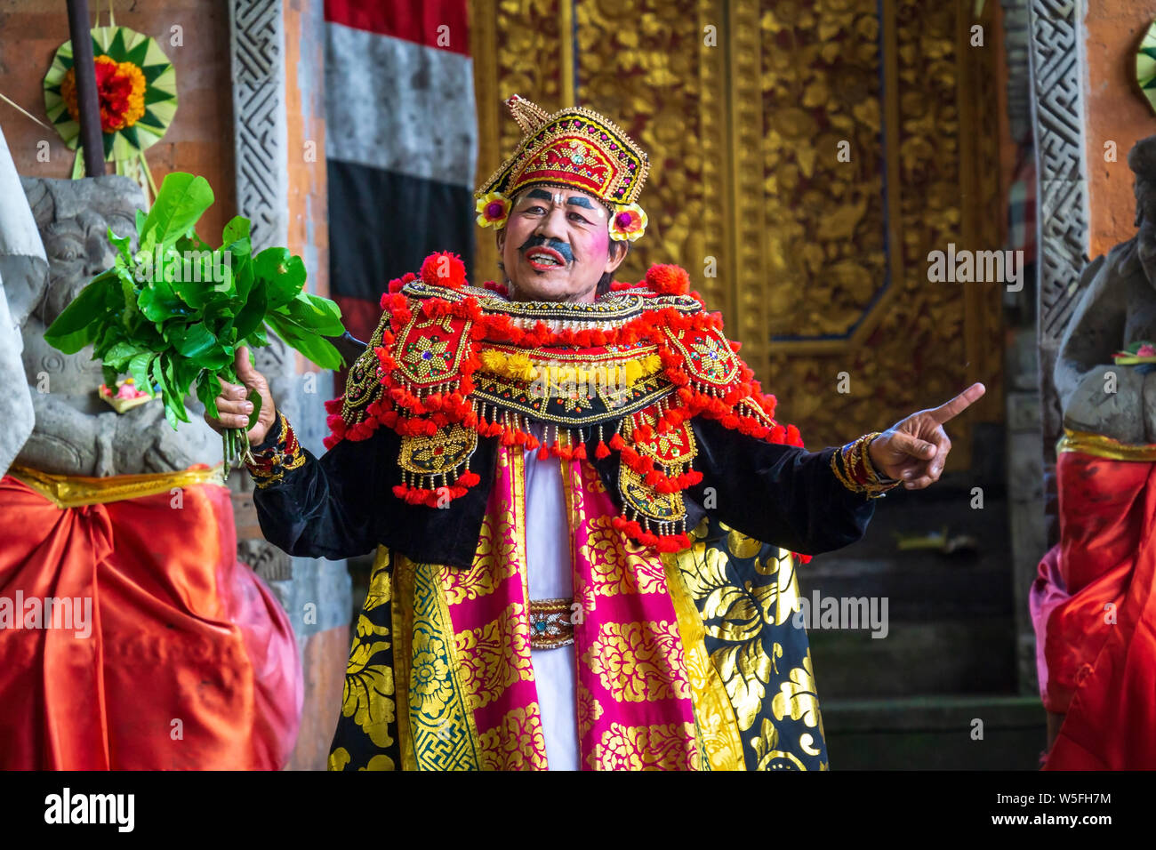 Barongan est une danse traditionnelle dans la mythologie de Bali. Il est le roi des esprits, leader des hôtes de bon, et ennemi de Rangda Banque D'Images