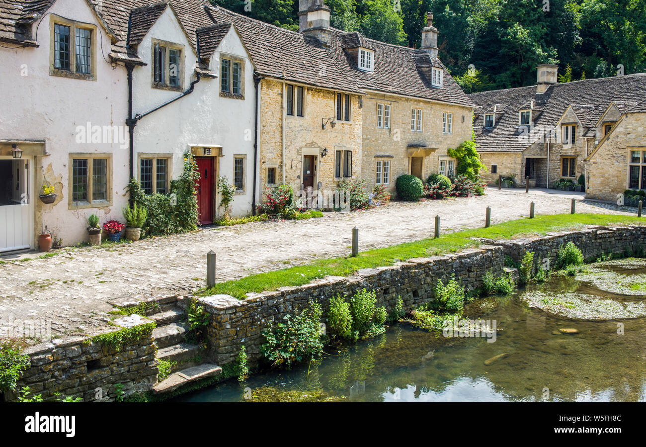 Castle Combe à l'eau, par la voie par Brook, et des chalets le long d'une journée de juillet dans le Wiltshire, Angleterre, Banque D'Images