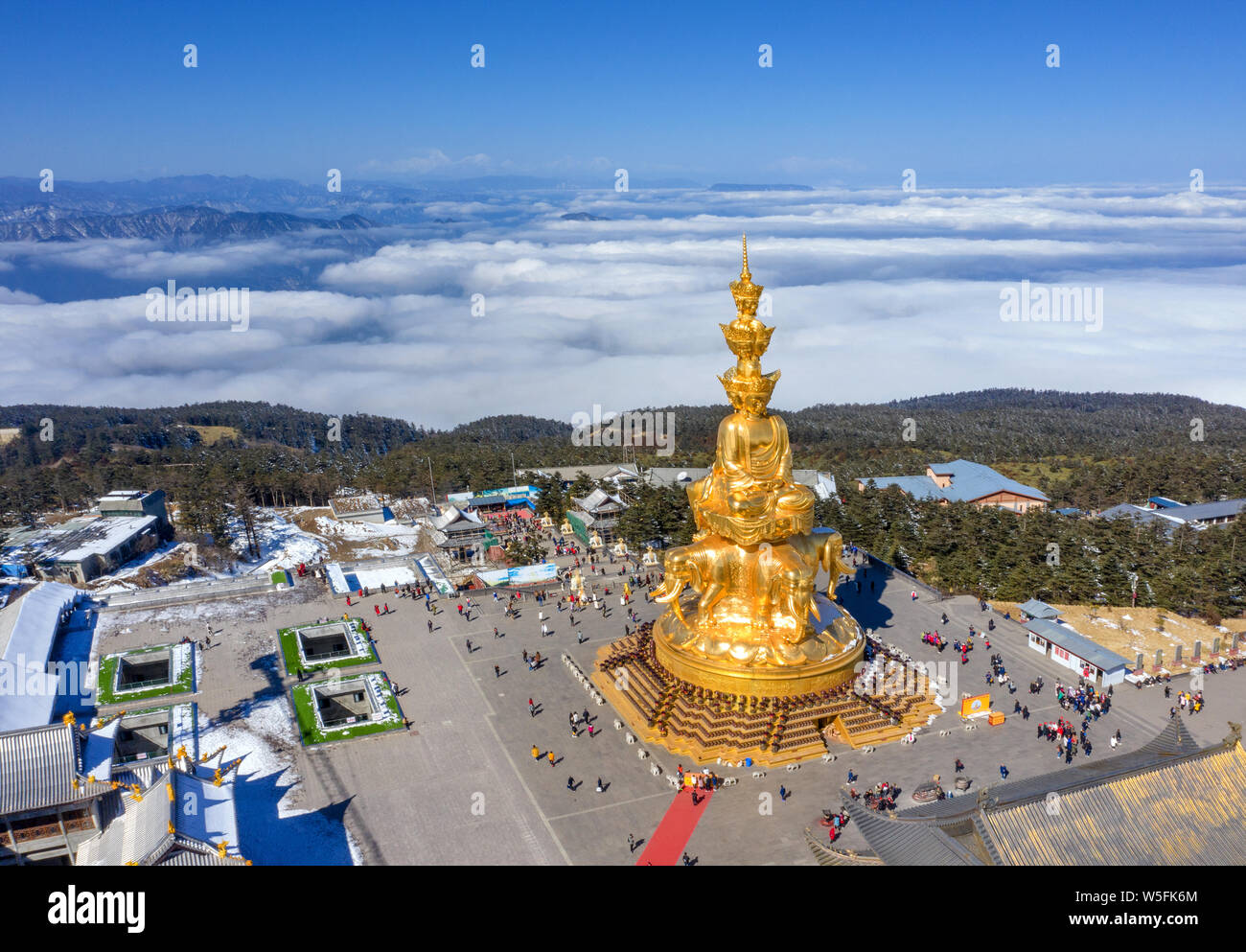 Paysage de la statue du Bouddha d'or sur le sommet du mont Emei d'or, ou la montagne Emei, dans la ville de Chengdu, dans le sud-ouest de la province chinoise du Sichuan, 3 Ma Banque D'Images