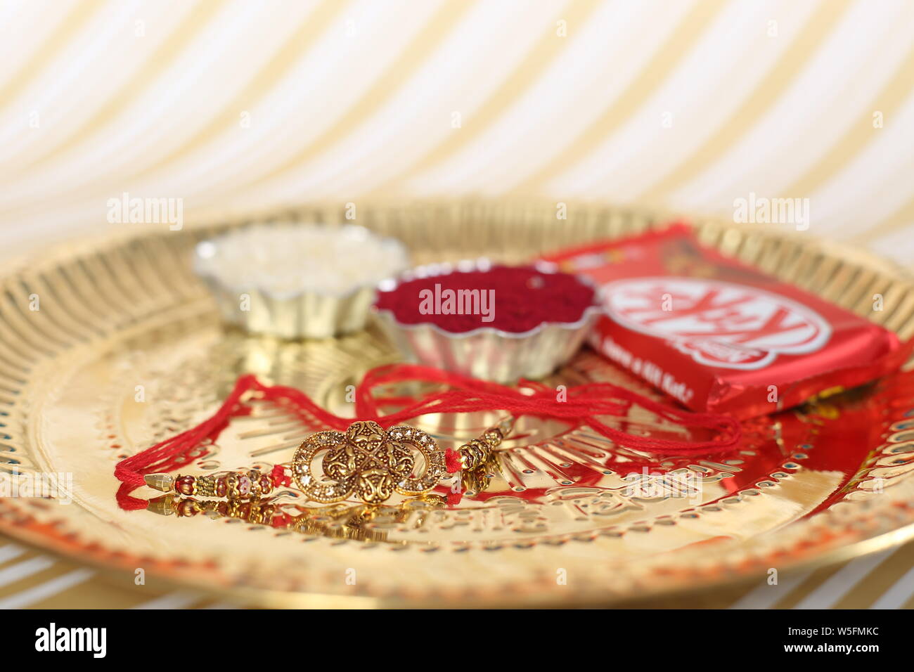Festival indien : Raksha Bandhan arrière-plan avec un élégant Rakhi, grains de riz et de kumkum. Un bracelet traditionnel indien qui est un symbole de l'amour. Banque D'Images
