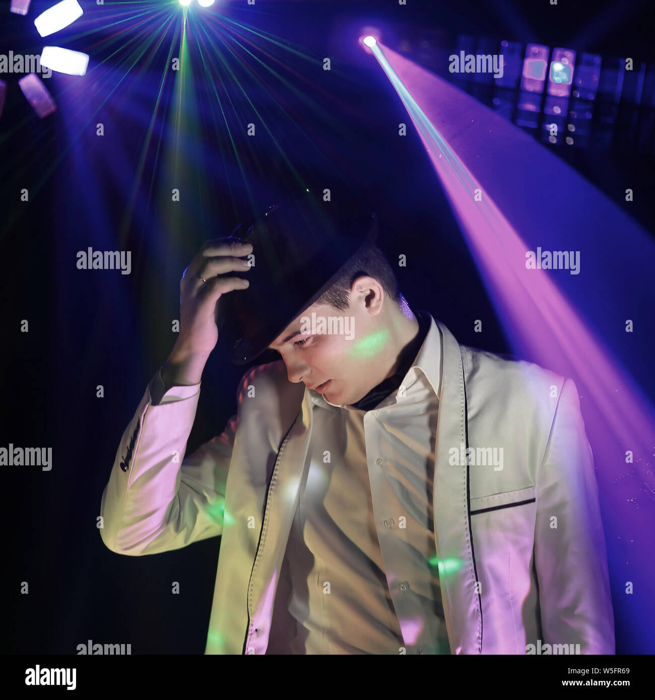 L'homme élégant DJ dans une boîte de nuit sur le .photo with copy space Banque D'Images