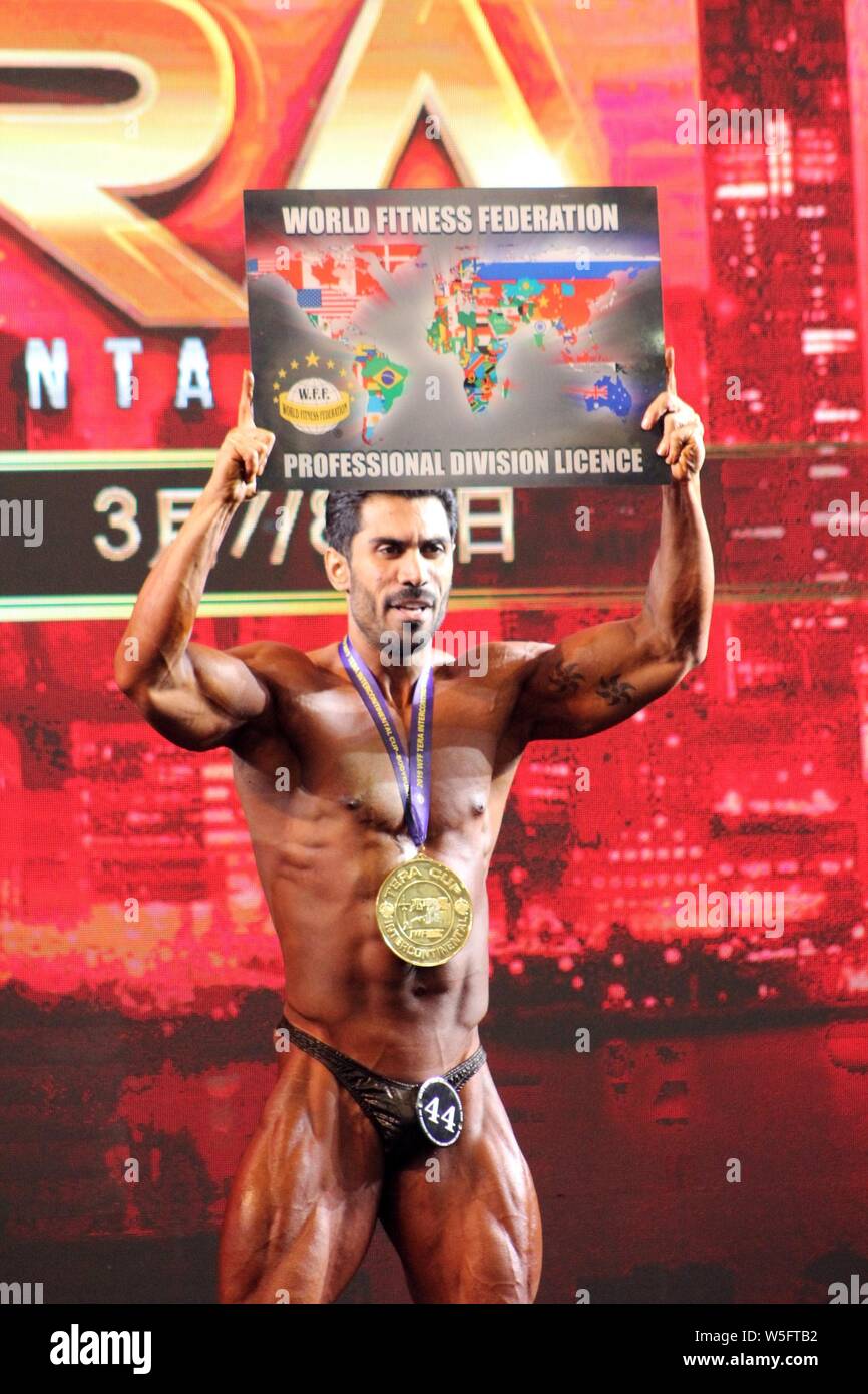 Un bodybuilder iranien pose après avoir gagné au cours de la 'Coupe Tera NABBA/WFF' Pro-am Carnaval de culturisme de Shanghai à Shanghai, Chine, le 7 mars 2019. T Banque D'Images