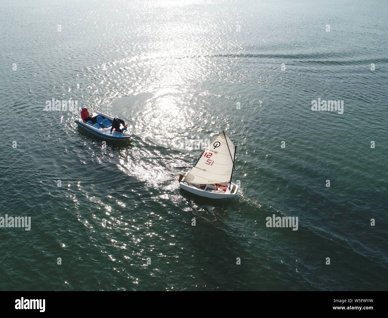 Les touristes prendre des bateaux pour profiter du paysage de printemps sur le lac de l'Ouest à Hangzhou endroit pittoresque ville, est de la Chine, la province du Zhejiang, 13 mars 2019. Banque D'Images