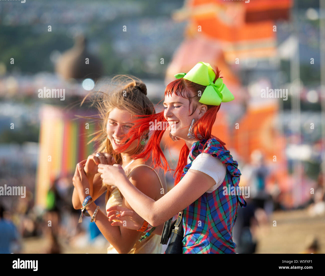 Deux filles dansant dans la zone du parc à Glastonbury 2019 Banque D'Images