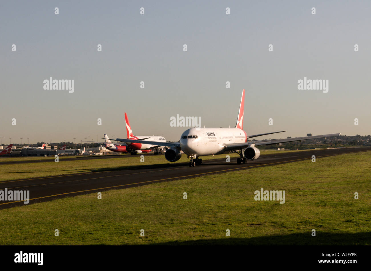 Un Boeing 767 de Qantas pour taxer la piste principale à Sydney (l'aéroport Kingsford Smith) près de Sydney en Nouvelle-Galles du Sud, Australie Banque D'Images