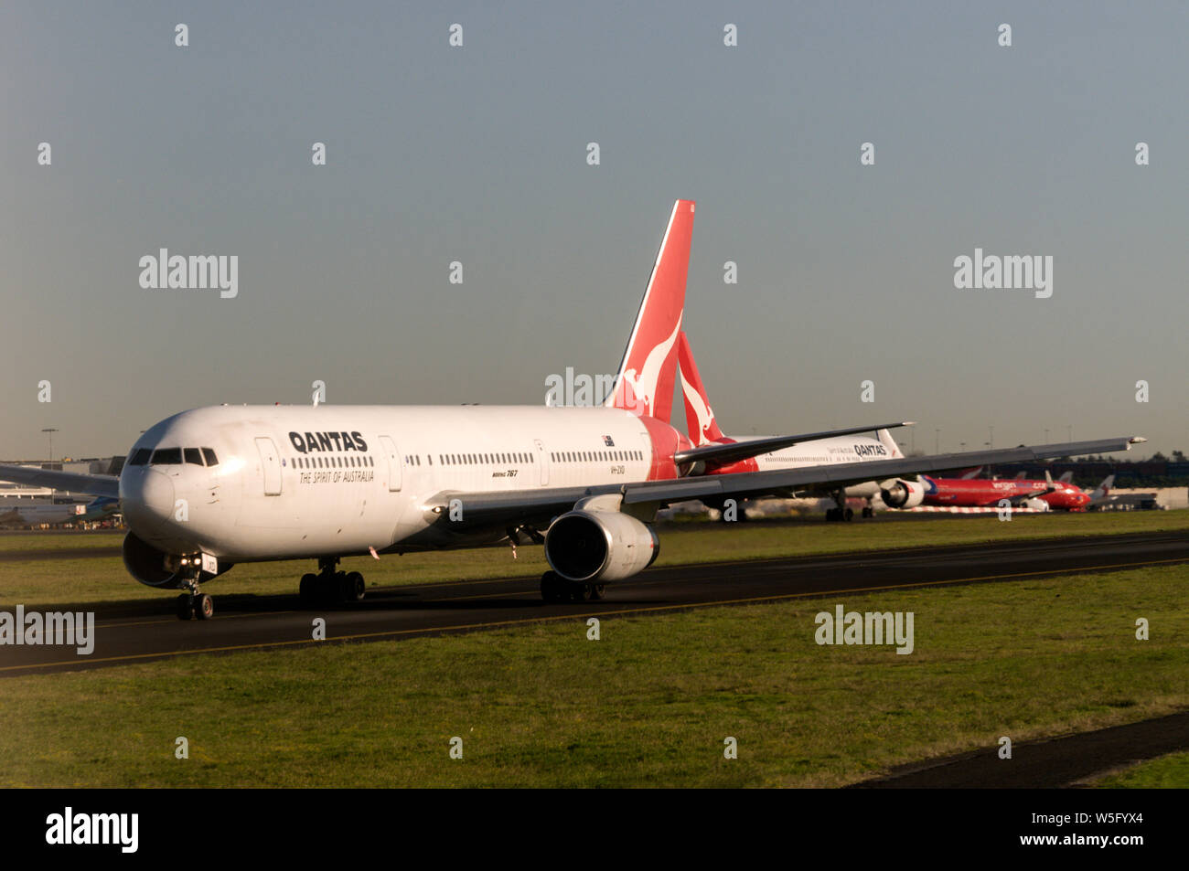 Un Boeing 767 de Qantas roulage à la piste principale à Sydney (l'aéroport Kingsford Smith) près de Sydney en Nouvelle-Galles du Sud, Australie Banque D'Images