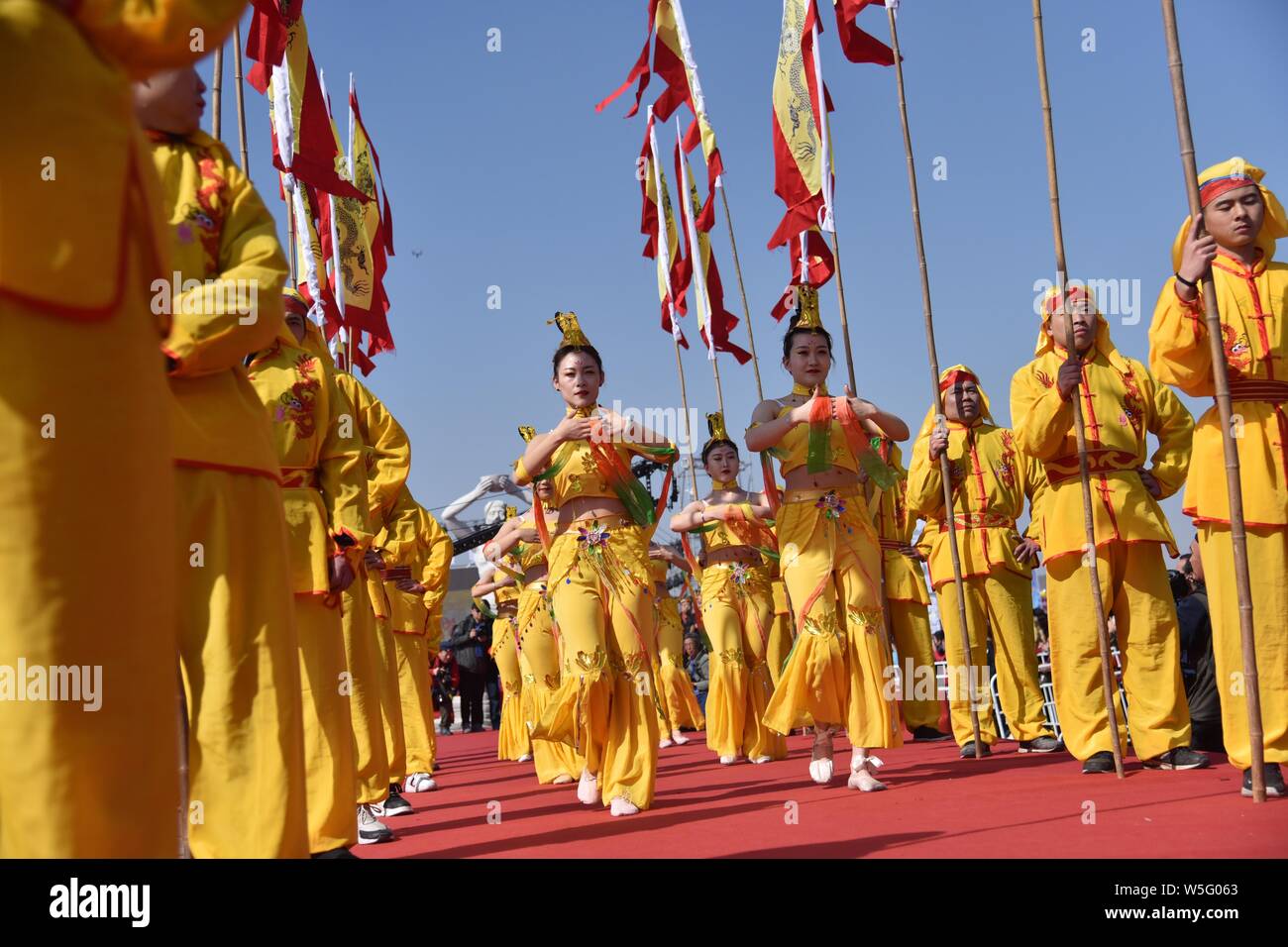 Les gens assistent à la mer Festival Tianheng Sacrifice, la plus grande cérémonie de sacrifice de la mer du nord de la Chine, à l'Tianheng Ville de Qingdao, à l'est Ch Banque D'Images