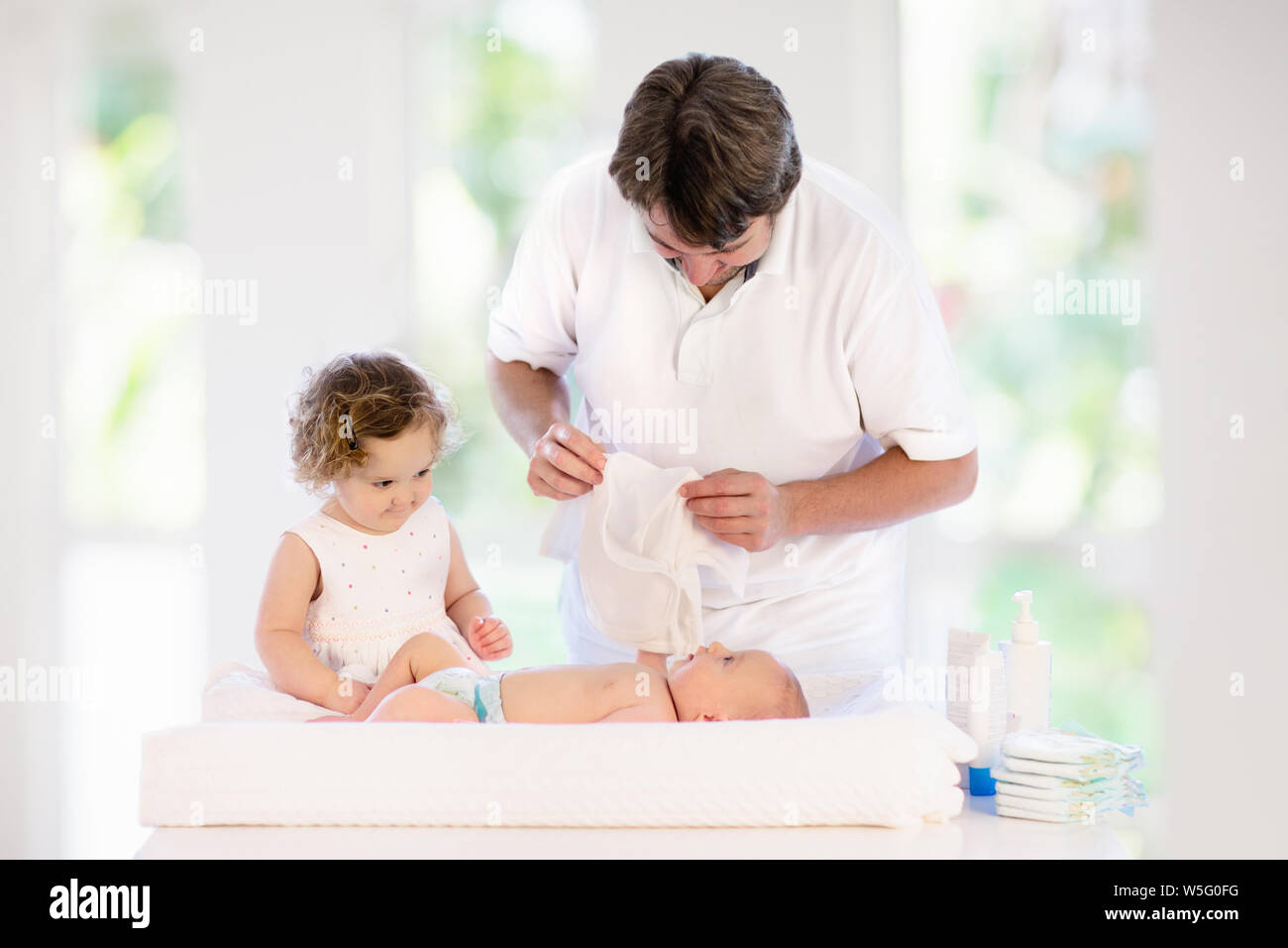 Changement De Couche Pere Bebe Garcon Petite Fille Aider Papa A Changer Nappy De Nouveau Frere Dans La Famille Petite Chambre A Coucher Parent Prendre Soin De Bebe Photo Stock Alamy Changement De Couche Pere Bebe Garcon Petite Fille Aider Papa A Changer Nappy De Nouveau Frere Dans La Famille Petite Chambre A Coucher Parent Prendre Soin De Bebe Photo Stock Alamy