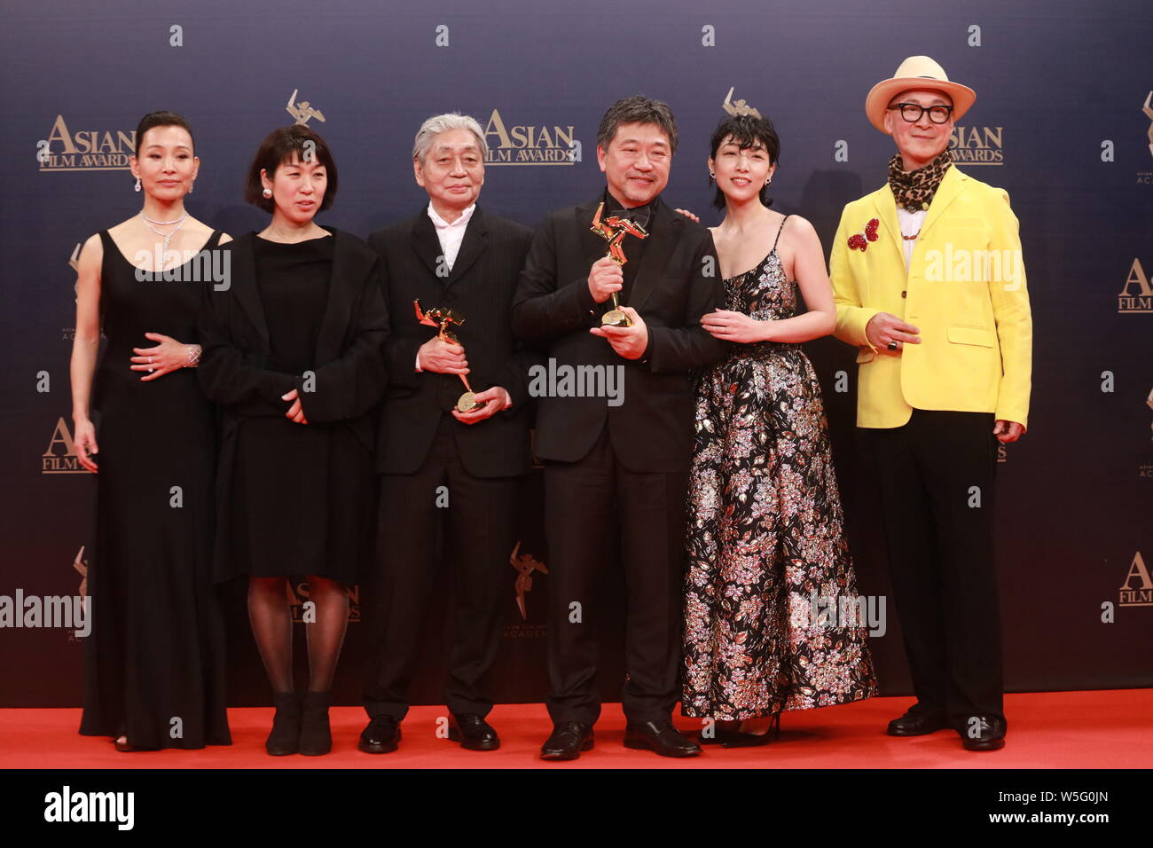 (À partir de la deuxième gauche) concepteur de la production japonaise Mitsumatsu Keiko, musicien et chanteur Haruomi Hosono, Sakura Ando, actrice et cinéaste Hirokazu Banque D'Images (À partir de la deuxième gauche) concepteur de la production japonaise Mitsumatsu Keiko, musicien et chanteur Haruomi Hosono, Sakura Ando, actrice et cinéaste Hirokazu Banque D'Images