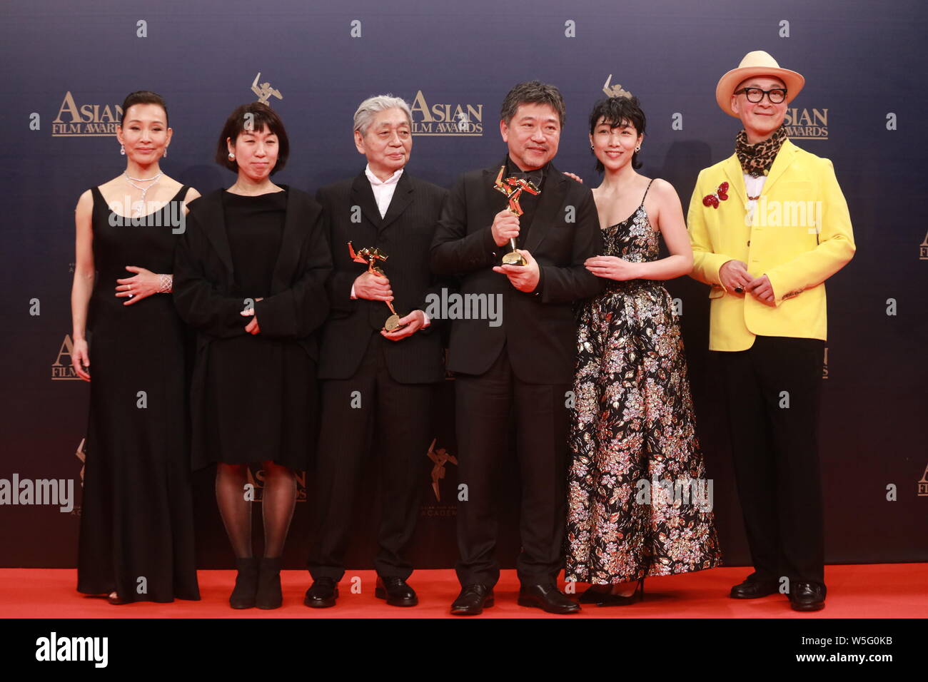 (À partir de la deuxième gauche) concepteur de la production japonaise Mitsumatsu Keiko, musicien et chanteur Haruomi Hosono, Sakura Ando, actrice et cinéaste Hirokazu Banque D'Images (À partir de la deuxième gauche) concepteur de la production japonaise Mitsumatsu Keiko, musicien et chanteur Haruomi Hosono, Sakura Ando, actrice et cinéaste Hirokazu Banque D'Images