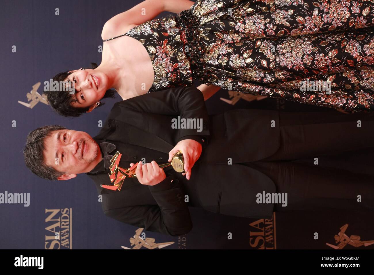 Le réalisateur japonais Hirokazu KORE-EDA, à gauche, et l'actrice Sakura Ando posent avec leur trophée après avoir remporté le prix "Meilleure photo" pour le film "hoplifters Banque D'Images Le réalisateur japonais Hirokazu KORE-EDA, à gauche, et l'actrice Sakura Ando posent avec leur trophée après avoir remporté le prix "Meilleure photo" pour le film "hoplifters Banque D'Images