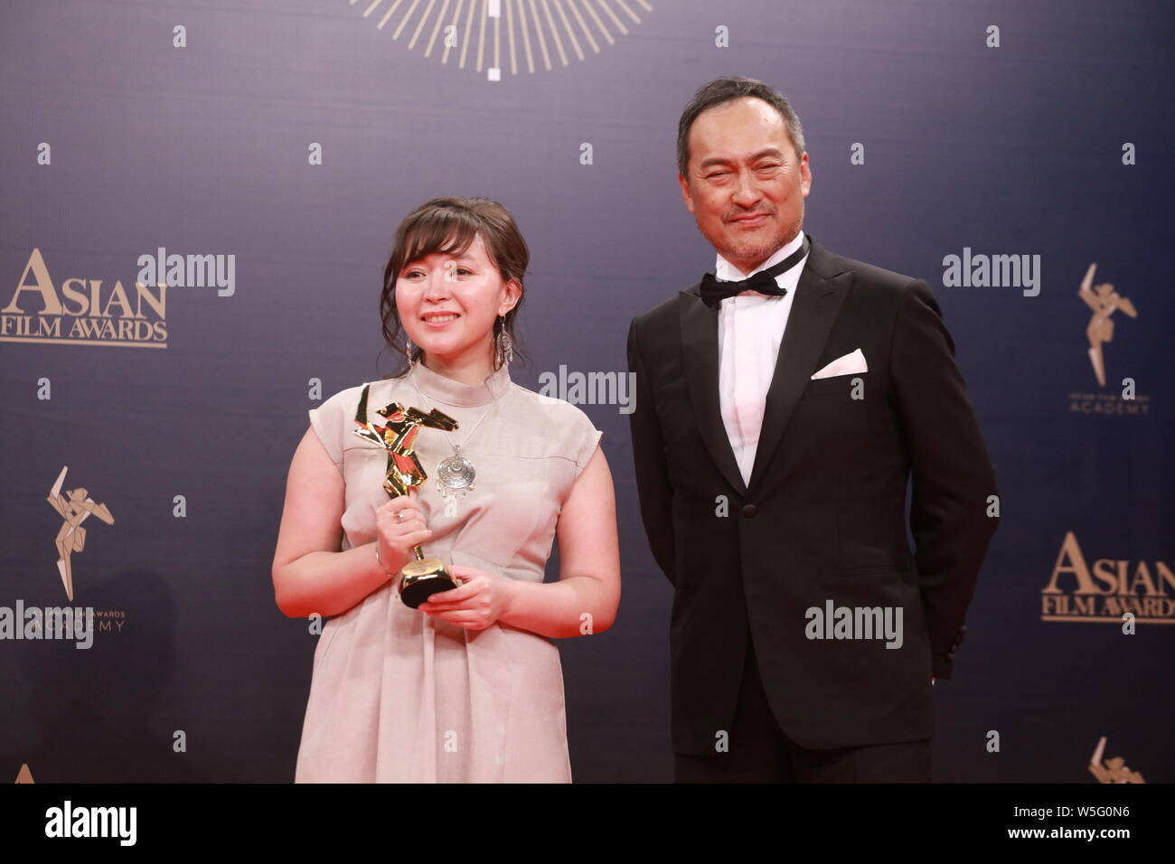 L'acteur japonais Ken Watanabe, droite, présente "Meilleure actrice" pour le Kazakhstan Samal Esljamova actrice pour son personnage de film 'Ayka' au cours de la 1 Banque D'Images