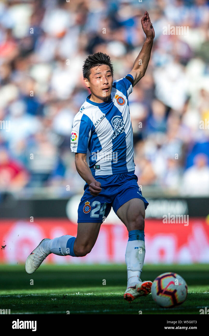 Wu Lei de RCD Espanyol dribbles contre FC Séville durant leur 28e match de la saison 2018-2019 de la Liga à RCDE Stadium à Barcelone, Espagne, Banque D'Images