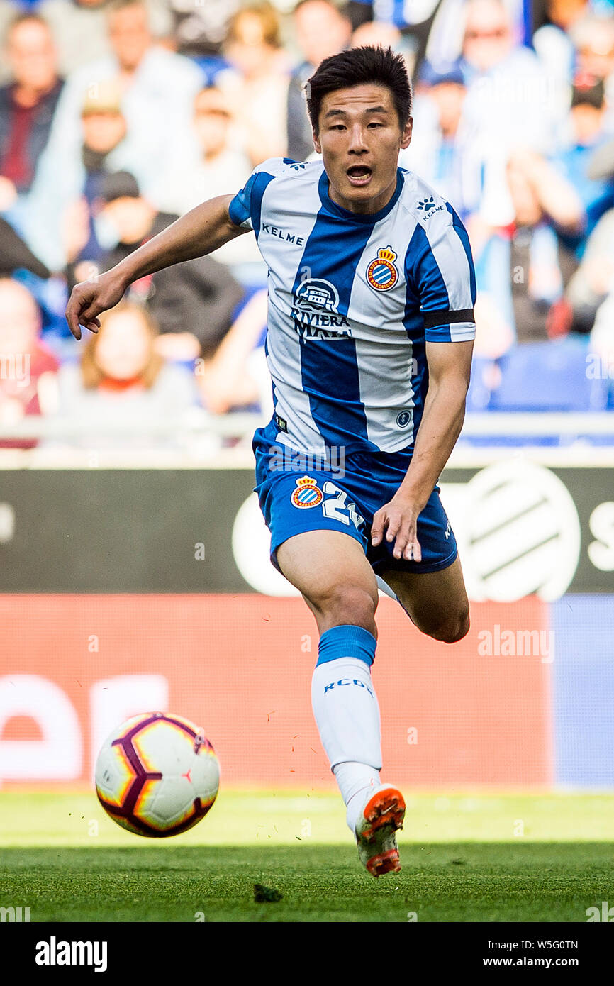 Wu Lei de RCD Espanyol dribbles contre FC Séville durant leur 28e match de la saison 2018-2019 de la Liga à RCDE Stadium à Barcelone, Espagne, Banque D'Images