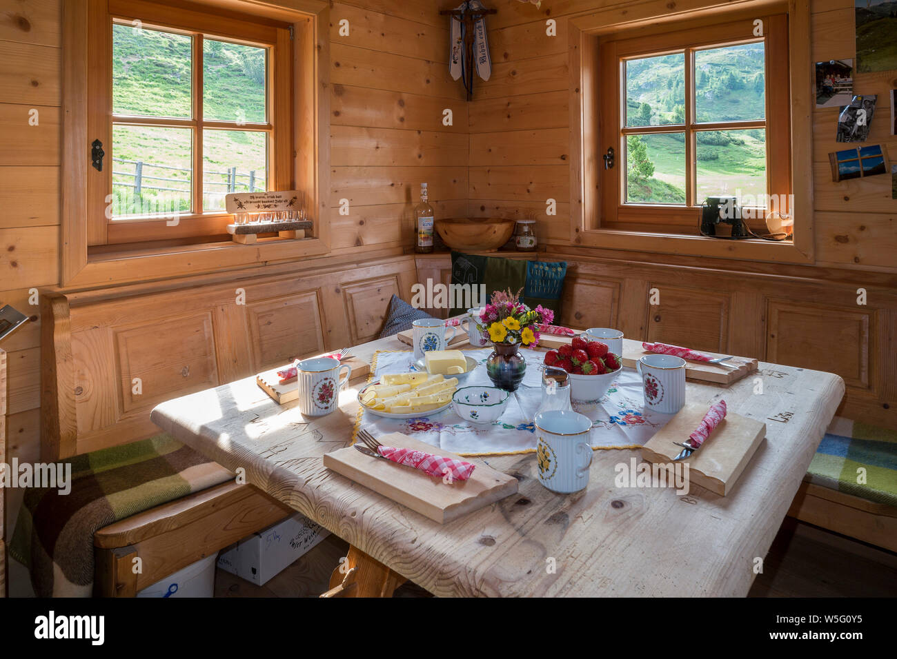 L'Autriche, l'UNESCO Réserve de biosphère de la Salzbourg Lungau, petit-déjeuner à Twengeralm (maison d'été) Banque D'Images