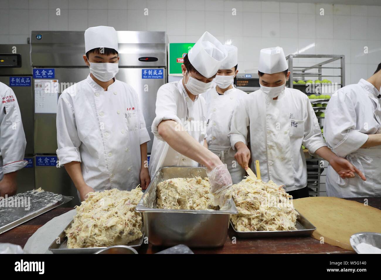 Les travailleurs chinois faire qingtuan vert traditionnel, une boulette de riz pour la Tombe de vastes jour vacances ou Festival Qingming, à une vieille f Banque D'Images