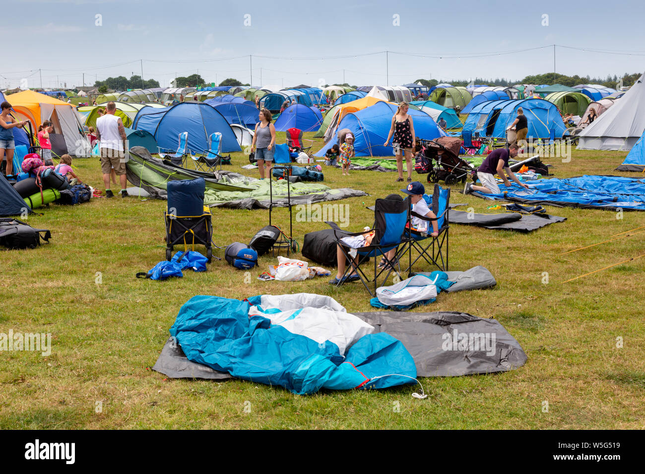 Festivaliers ériger leurs tentes sur la première journée du Camp Bestival, Dorset, UK Banque D'Images