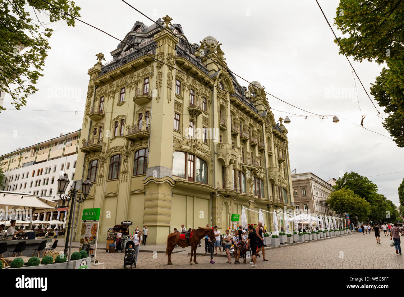 L'Ukraine, Odessa, Rue Deribasivska, 13 juin 2019. Green building historique impressionnant de statues et décorations en stuc. Banque D'Images