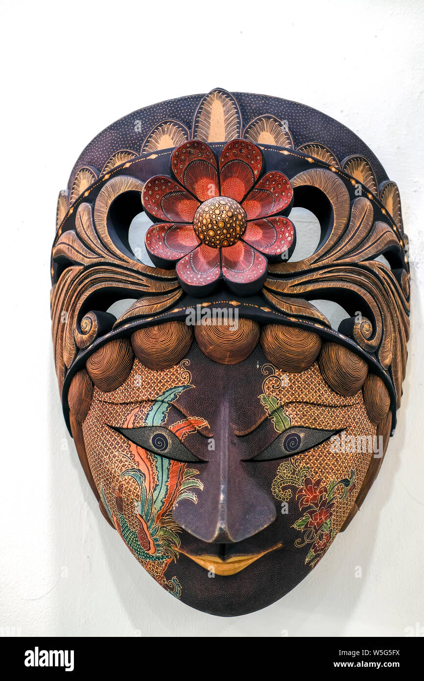 Masque batik javanais fait de bois sur un fond blanc Banque D'Images