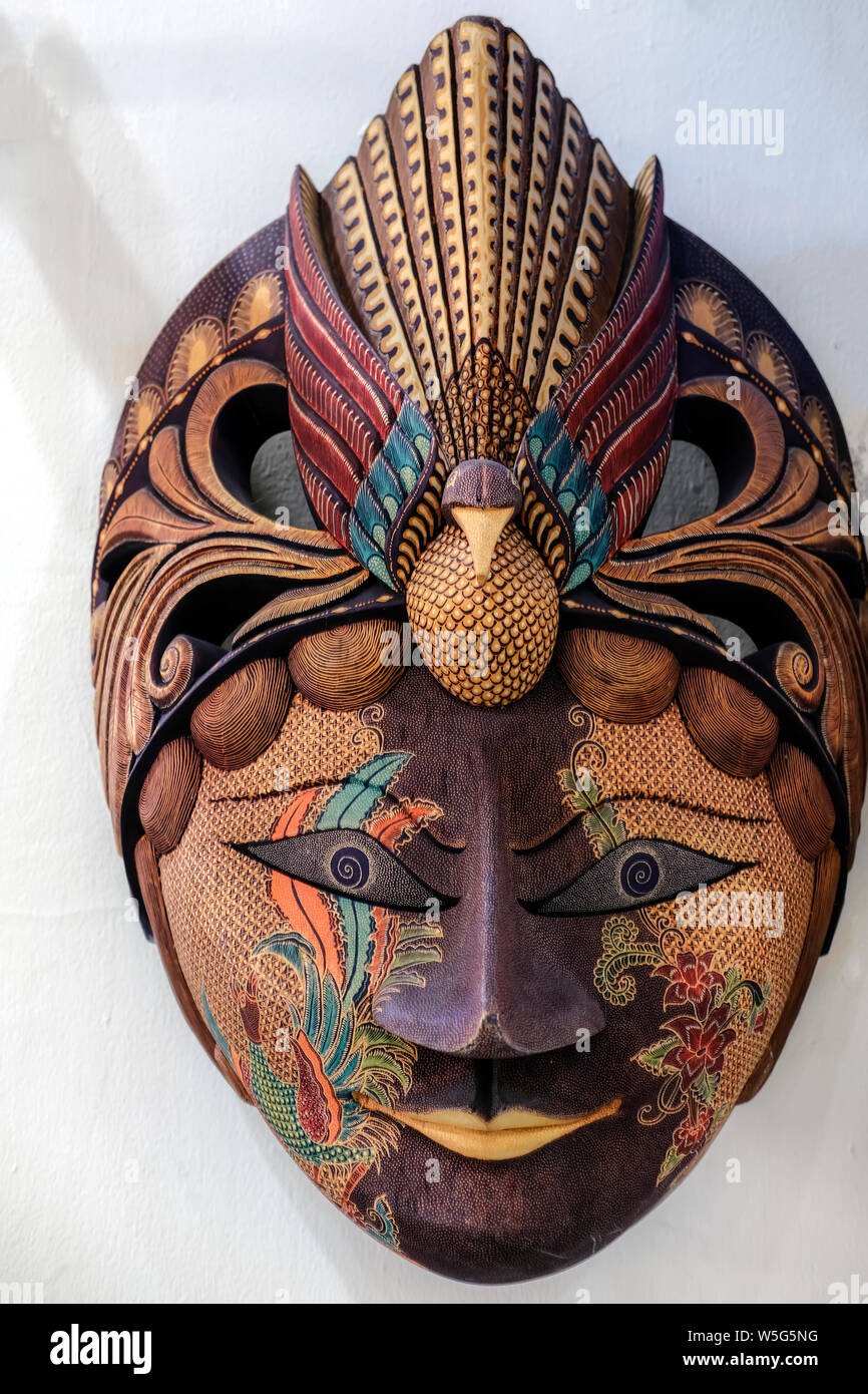 Masque batik javanais fait de bois sur un fond blanc Banque D'Images