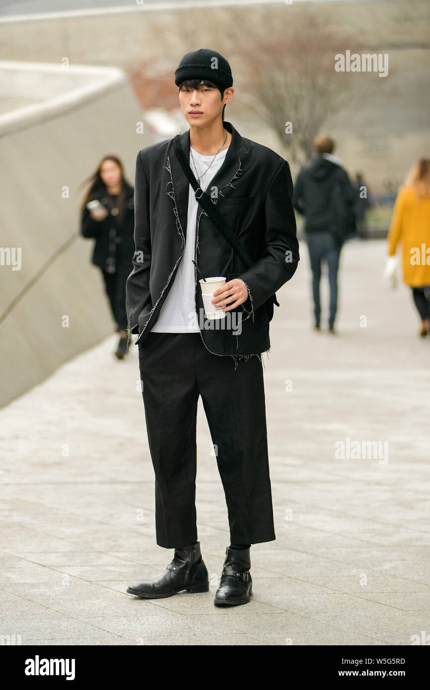 Un homme à la mode à la mode en tenue est représenté sur la rue au cours de  l'automne/hiver 2019 Seoul Fashion Week à Séoul, Corée du Sud, 21 mars 2019  Photo